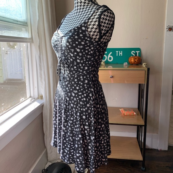 Black And White Floral Dress - Picture 3 of 7